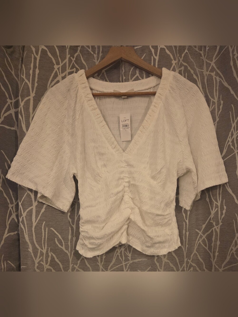 LOFT White Textured V-Neck Ruched Women’s Top. Size L